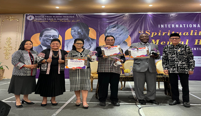Dalam rangkaian Dies Natalis ke 77 STFT INTIM di Makassar Melaksanakan Seminar Internasional